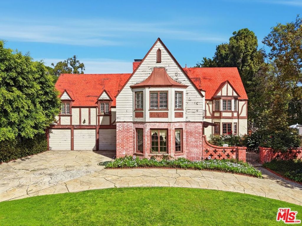 Photo of 1140 Benedict Canyon Drive, Beverly Hills, CA 90210 (MLS # 26658131)