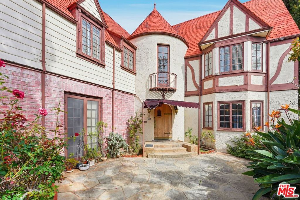 Photo of 1140 Benedict Canyon Drive, Beverly Hills, CA 90210 (MLS # 26658131)