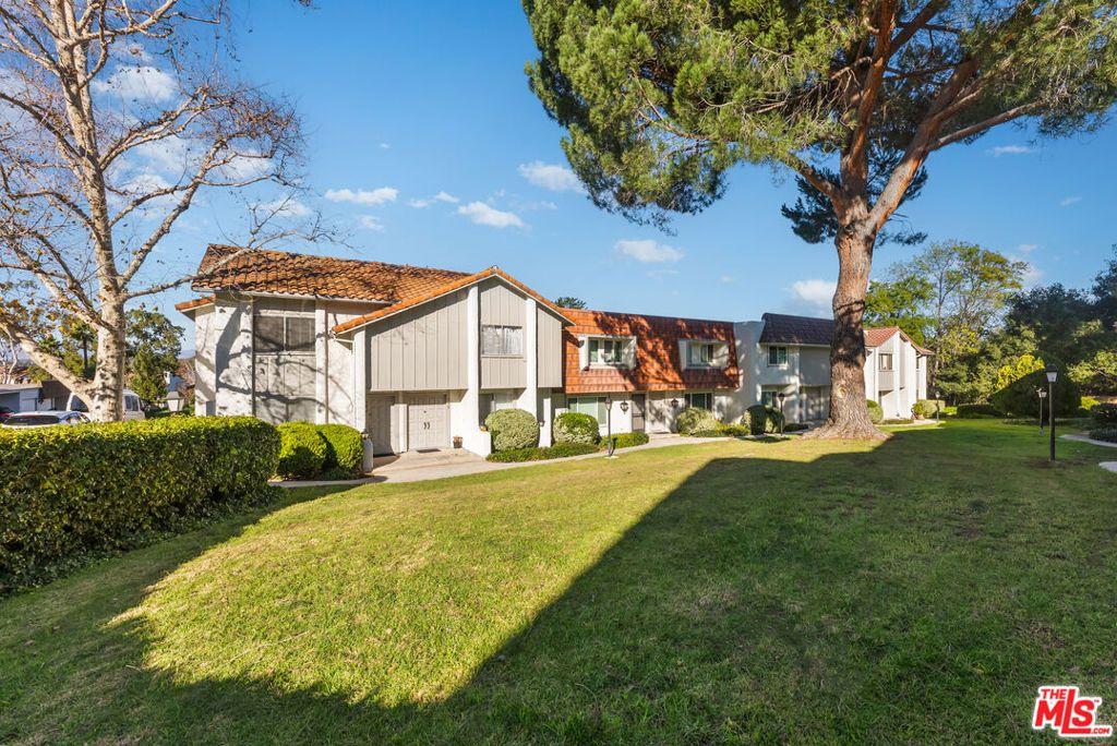 Photo of 282 Green Moor Place, Thousand Oaks, CA 91361 (MLS # 26634165)