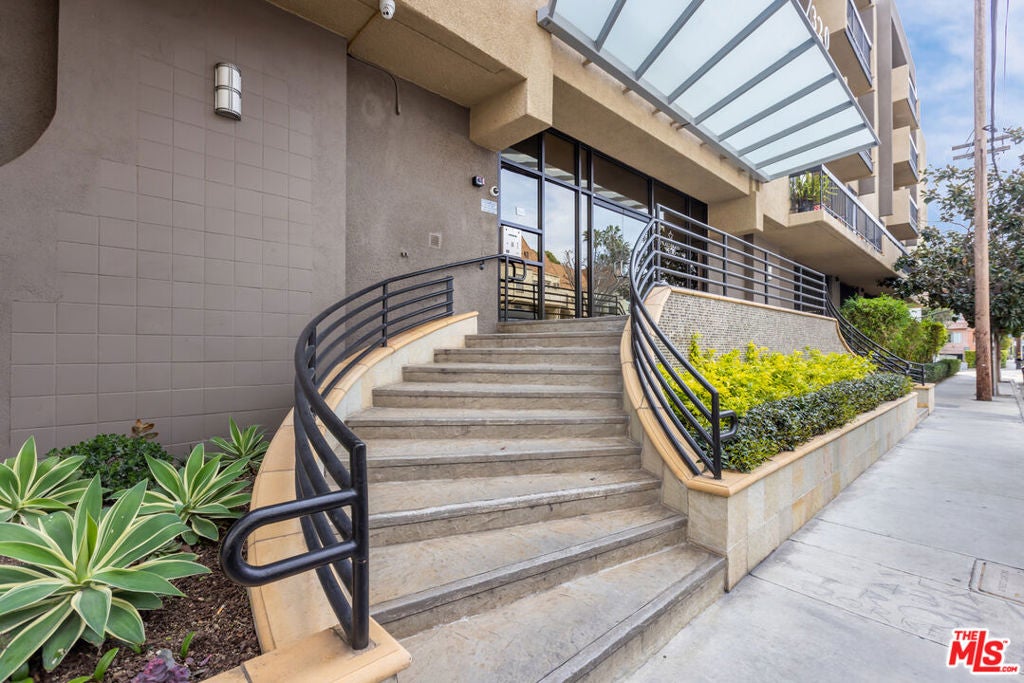 7320 Hawthorn Avenue 215, Los Angeles CA 90046