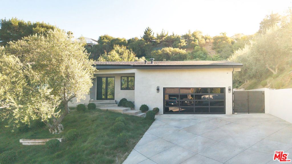 Photo of 8628 Edwin Drive, Los Angeles, CA 90046 (MLS # 25589115)