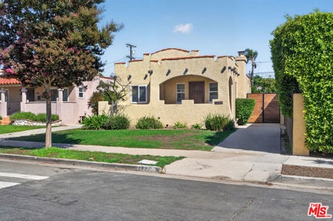 Photo of 1720 S Genesee Avenue, Los Angeles, CA 90019 (MLS # 26989275)