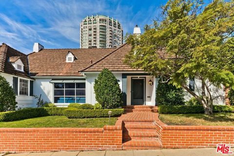 Photo of 10543 Wellworth Avenue, Los Angeles, CA 90024 (MLS # 26652469)
