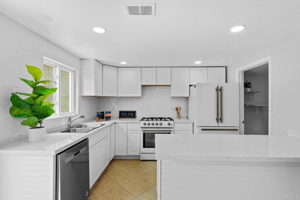 Properties 4 3015 Iris Avenue F