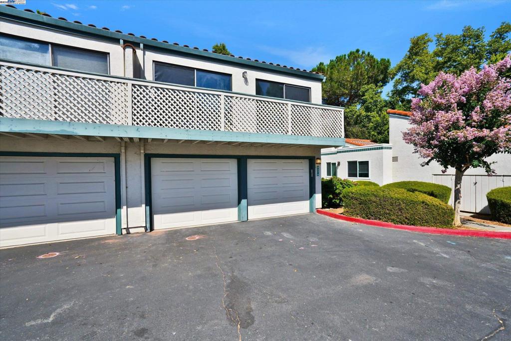 VALLEY PLAZA - Residential