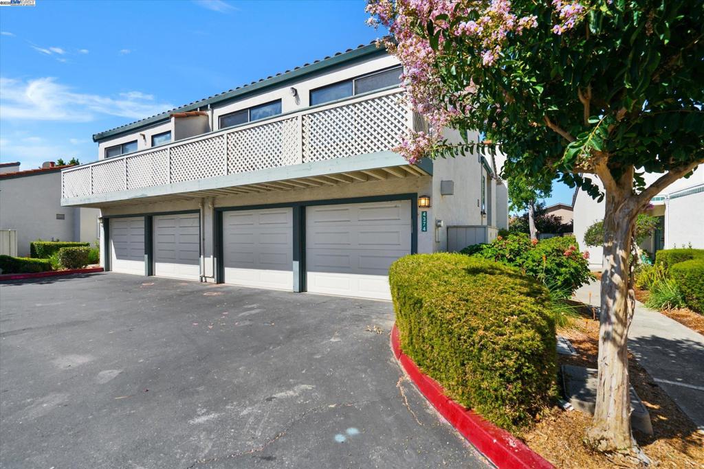 VALLEY PLAZA - Residential