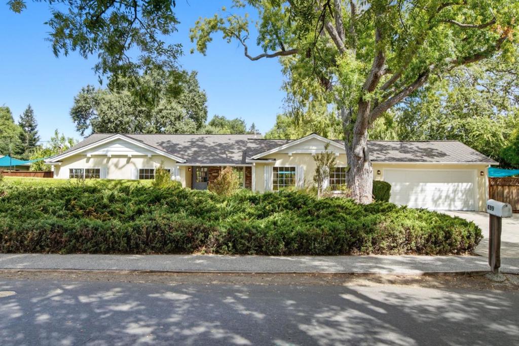 699 Rosita Avenue
