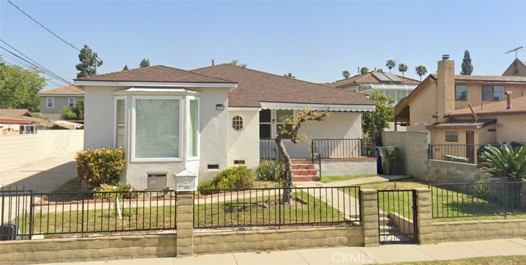 Beautifully updated 3BD/2BA single-family home in the heart of Rosemead! Features an open floor plan, modern kitchen with stainless steel appliances, spacious bedrooms, and updated bathrooms. Enjoy central A/C & heat, in-unit laundry, and driveway parking. Conveniently located near schools, shopping, dining, and easy access to 10 & 60 freeways. Move-in ready!