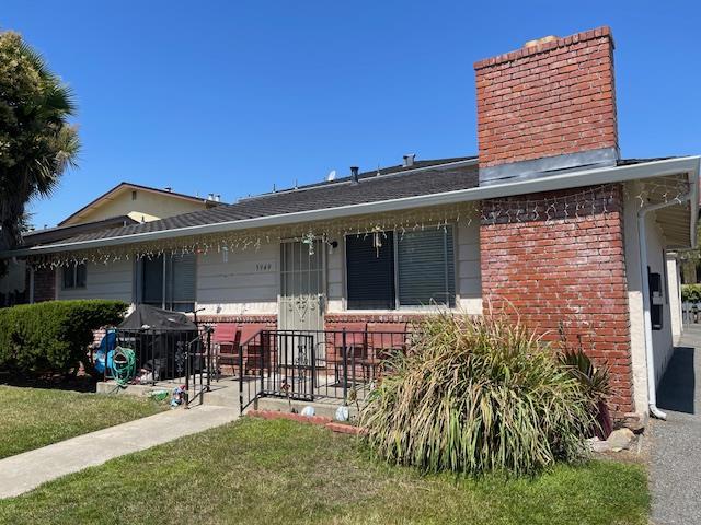 Excellent Cambrian Plaza location in predominantly SFR neighborhood, near Houge Park, Good Sam Hospital & Los Gatos. Access to 85, 17, Bascom and San Thomas excellent. 2 blocks from Farnham Charter Sch. Roof & re-piping have been done. Owners' unit has fireplace, four covered parking.
