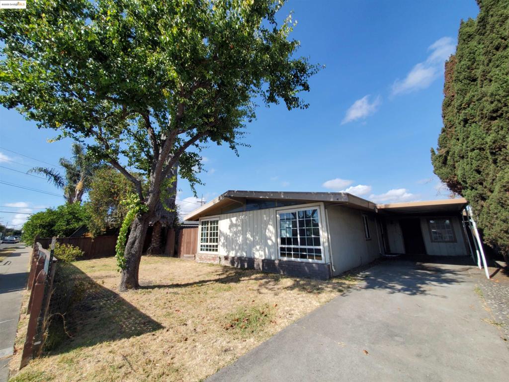 Vacant cosmetic fixer with all the extras! This home features fenced front, side and large back yards. The interior has 3 bedrooms plus several additional bonus rooms waiting for your creativity. There is a large great room opening to a kitchen with a view of the expansive yard. With mature fruit trees, patio plus an additional storage shed, you have indoor-outdoor living at it's best. Sold via Auction on Hubzu.