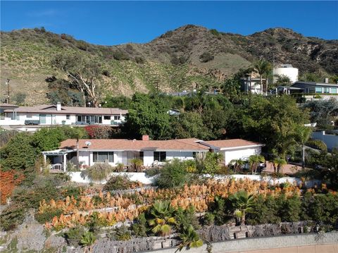 Photo of 1063 Via Alta, Burbank, CA 91501 (MLS # BB25266456)