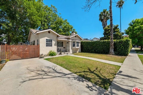 Photo of 4612 Saloma Avenue, Los Angeles, CA 91403 (MLS # 26907963)