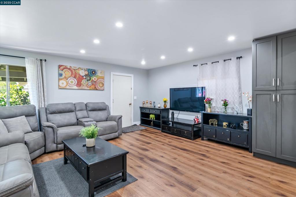 8037 Santa Barbara Dr