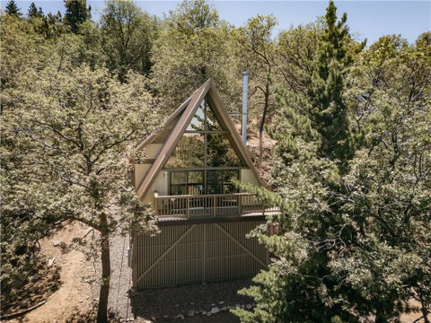 Photo of 1457 Yosemite DR, Lake Arrowhead, CA 92352 (MLS # IG26167411)