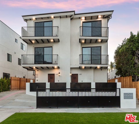 Photo of 1009 1/2 S Citrus Ave, Los Angeles, CA 90019 (MLS # 26104089)