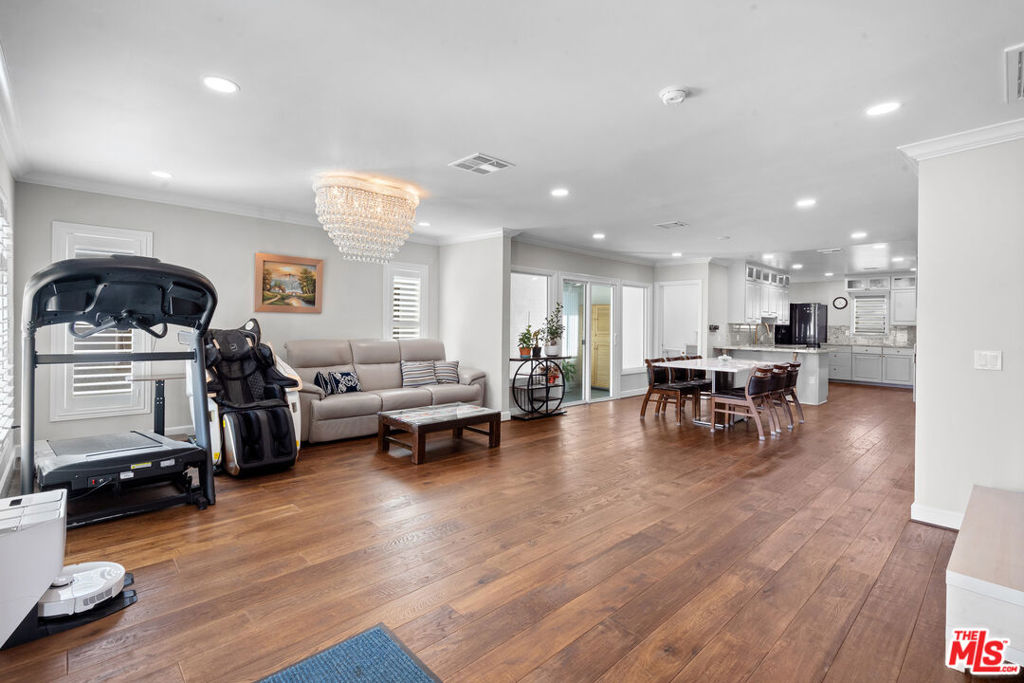 1043 S Victoria Avenue