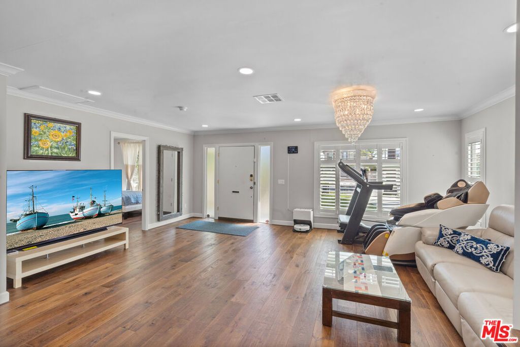 Photo of 1043 S Victoria Avenue, Los Angeles, CA 90019 (MLS # 26659111)