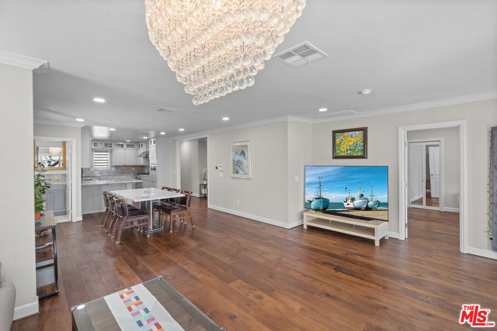 1043 S Victoria Avenue