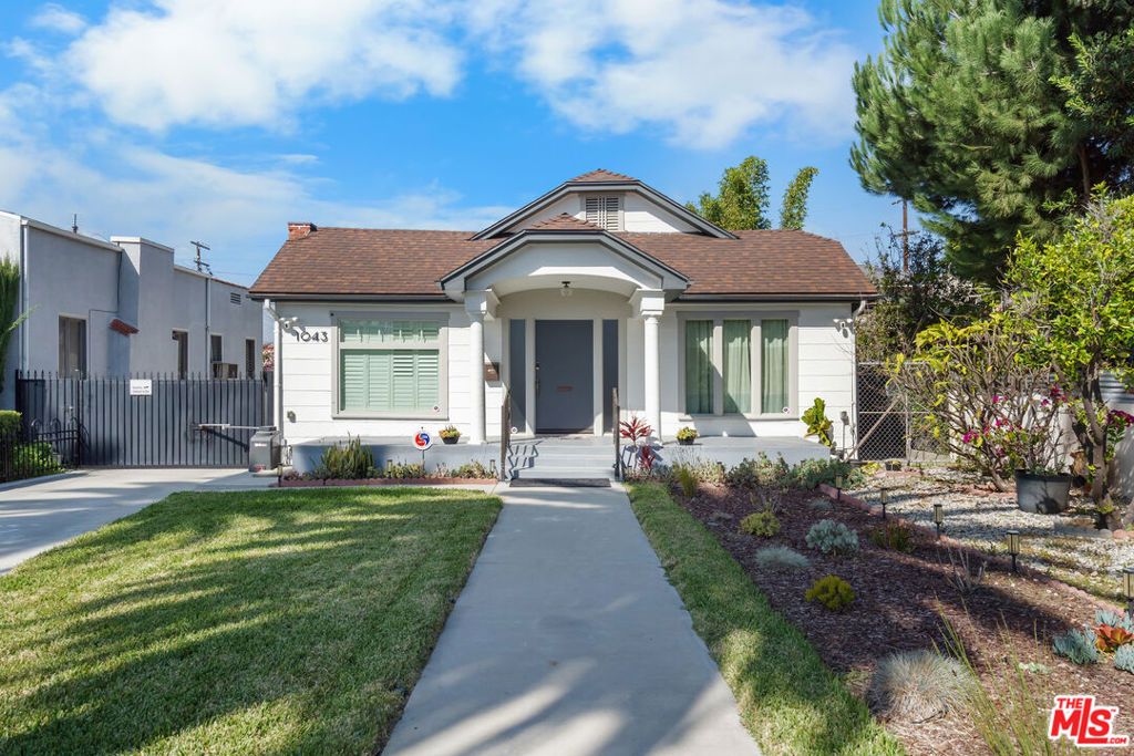 Photo of 1043 S Victoria Avenue, Los Angeles, CA 90019 (MLS # 26659111)