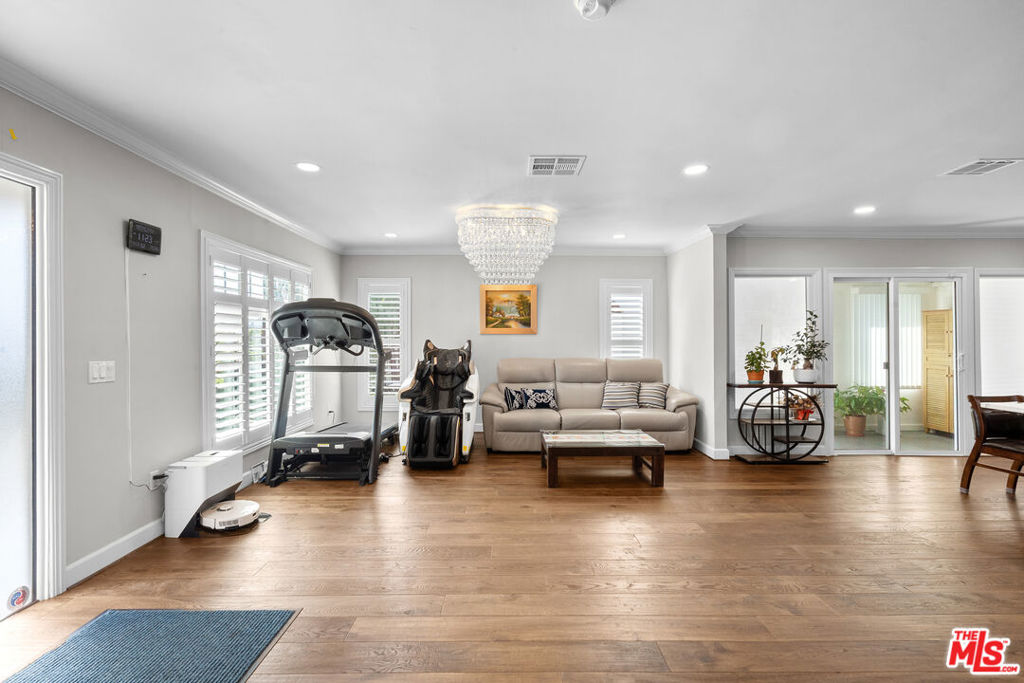 1043 S Victoria Avenue