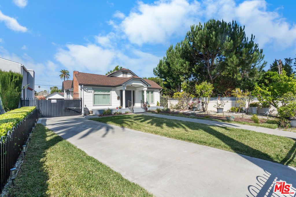 Photo of 1043 S Victoria Avenue, Los Angeles, CA 90019 (MLS # 26659111)