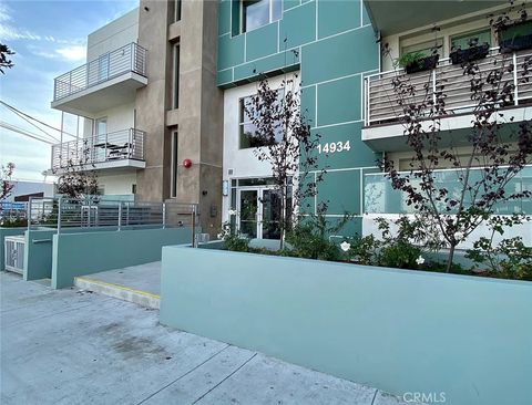 Photo of 14934 Burbank Boulevard #304, Sherman Oaks, CA 91411 (MLS # SR26112691)