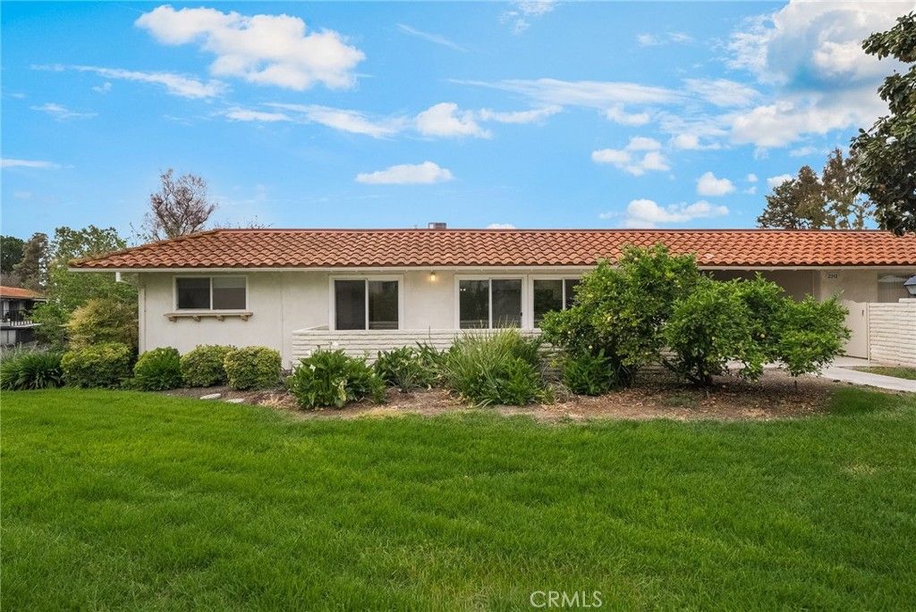 Photo of 2313 Via Puerta #Q, Laguna Woods, CA 92637 (MLS # OC26070599)