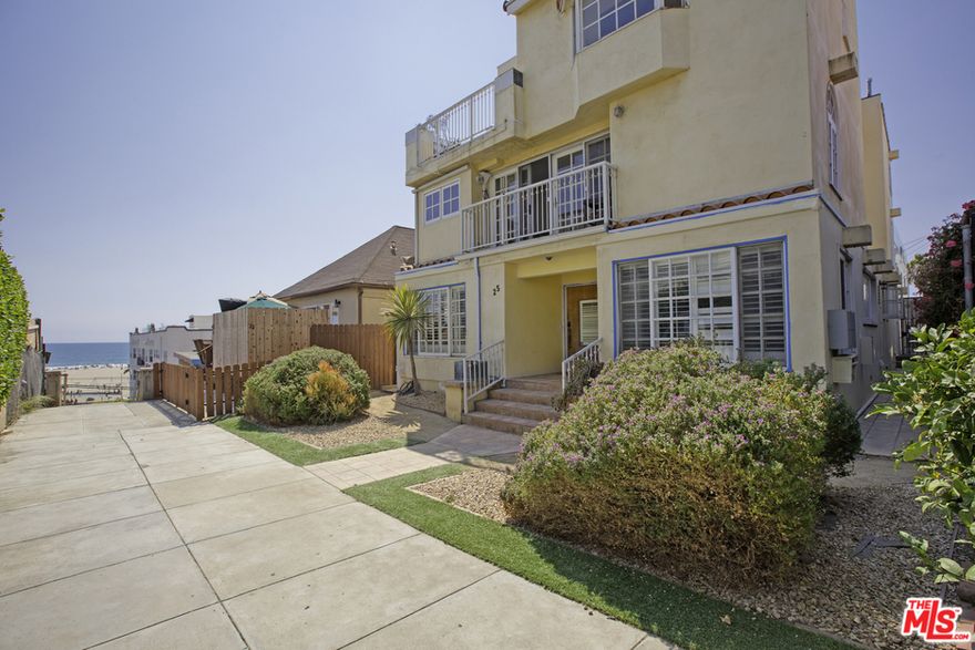 Charming 1 bedroom + loft apartment on prestigious walk street and just steps away from Santa Monica Beach and Pier. Large kitchen with granite counters and spacious dining area. Bath has marble sunken tub. Upstairs loft has Ocean views and west facing balcony. Small office and walk in closet complete this beautifully finished unit.