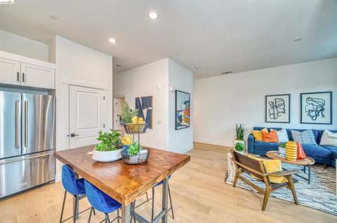 Photo of 28951 Parkridge Loop Loop #87, Hayward, CA 94544 (MLS # 41129399)