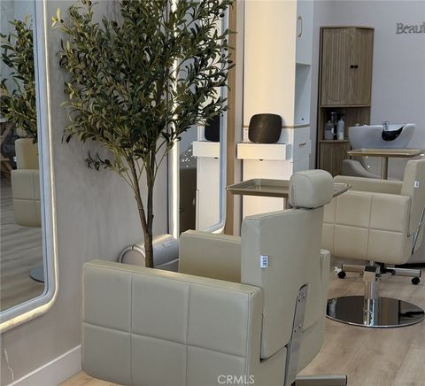 Photo of 12505 Oxnard Street, Valley Glen, CA 91606 (MLS # GD25260258)