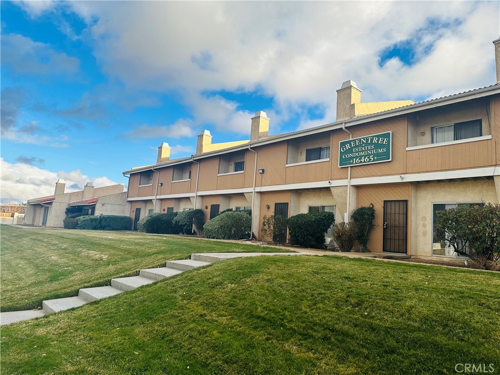 Absolutely beautiful and with plenty of space. This beautiful condominium has 3bed 2 1/2bath.
fireplace in living area, 2 attached car garage and community pool. The location is great and just minutes away from the freeway.
This place is adorable and has recessed lights in the living area and laminated waterproof floors throughout the whole place. AC was replaced new 2 years ago.