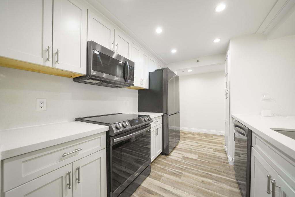 600 W 9th Street 305