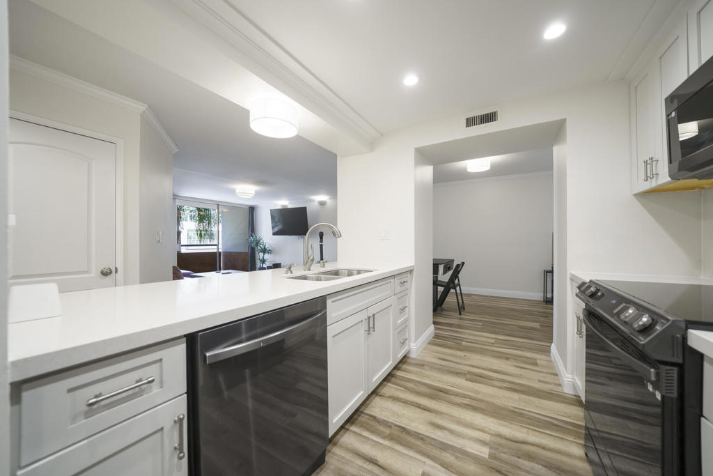 600 W 9th Street 305