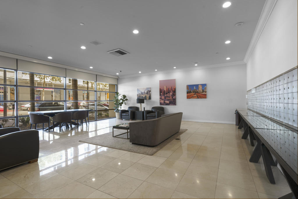 600 W 9th Street 305
