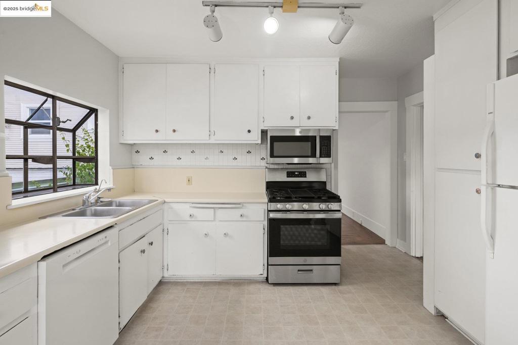 PIEDMONT AVENUE - Residential