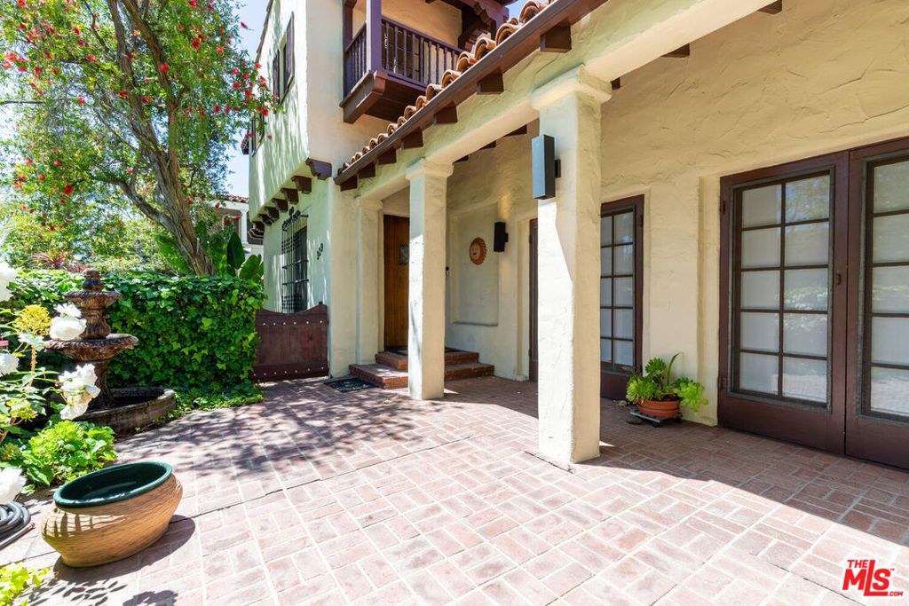 Photo of 329 N Mccadden Place, Los Angeles, CA 90004 (MLS # 25590557)