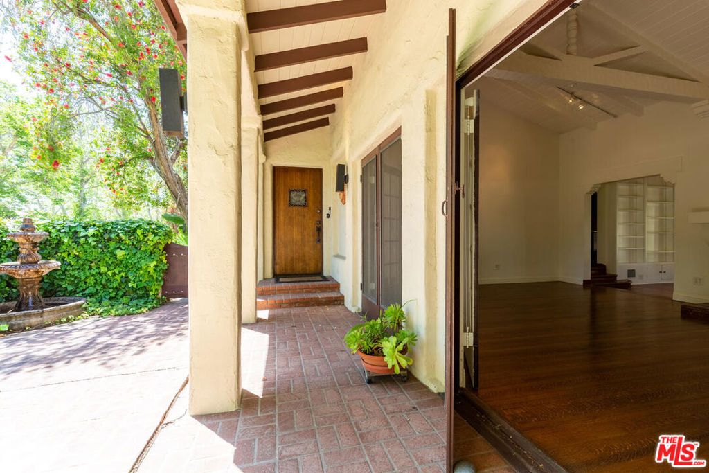 Photo of 329 N Mccadden Place, Los Angeles, CA 90004 (MLS # 25590557)