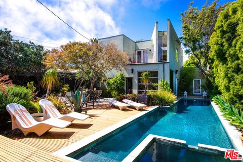 Photo of 550 Indiana Avenue, Venice, CA 90291 (MLS # 25522957) Photo of 550 Indiana Avenue, Venice, CA 90291 (MLS # 25522957)