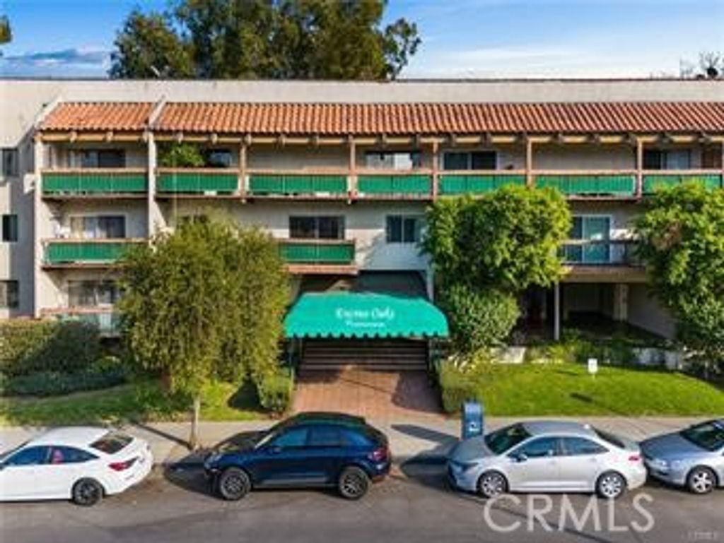 Photo of 5460 White Oak Ave Ave #G102, Encino, CA 91316 (MLS # SR25215174)