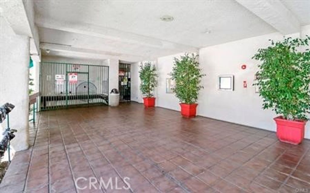 Photo of 5460 White Oak Ave Ave #G102, Encino, CA 91316 (MLS # SR25215174)