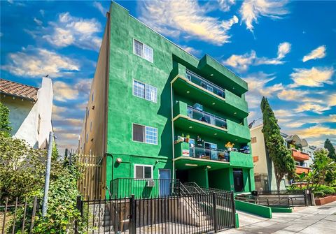 Photo of 316 S New Hampshire Ave, Los Angeles, CA 90020 (MLS # SR26093146)