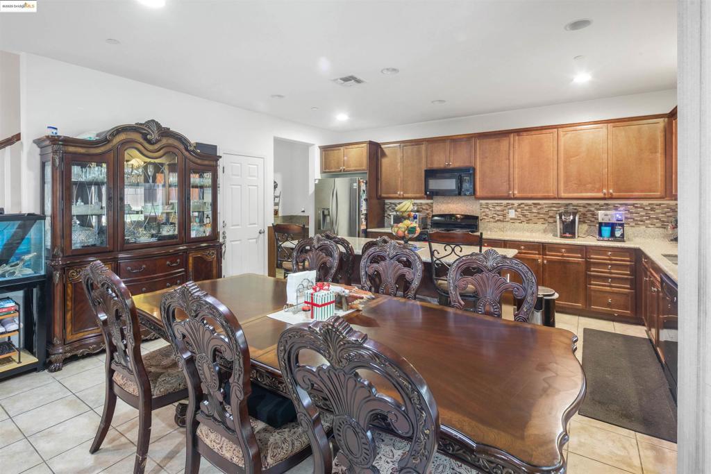 COUNTRY HILLS - Residential