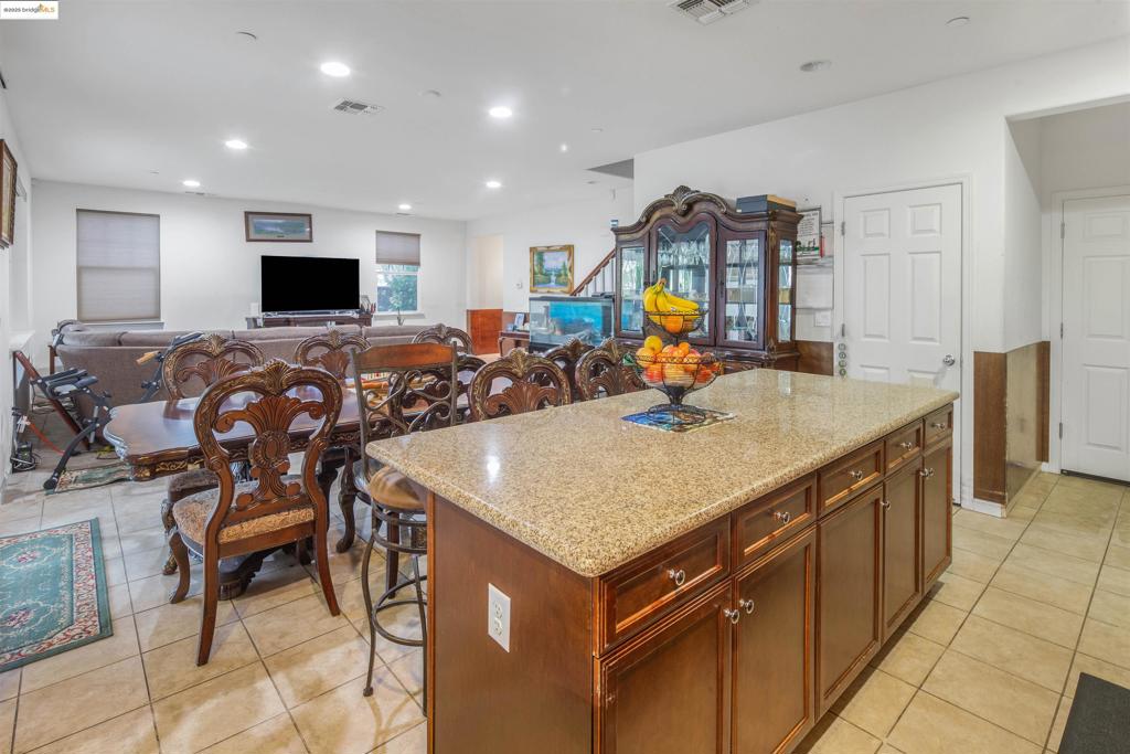 COUNTRY HILLS - Residential