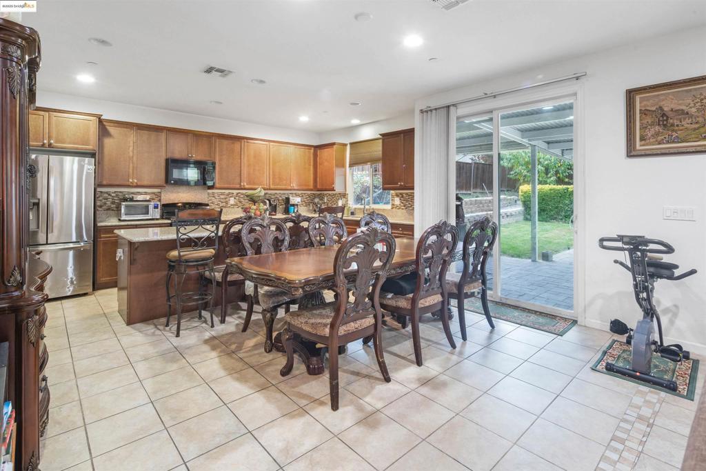 COUNTRY HILLS - Residential