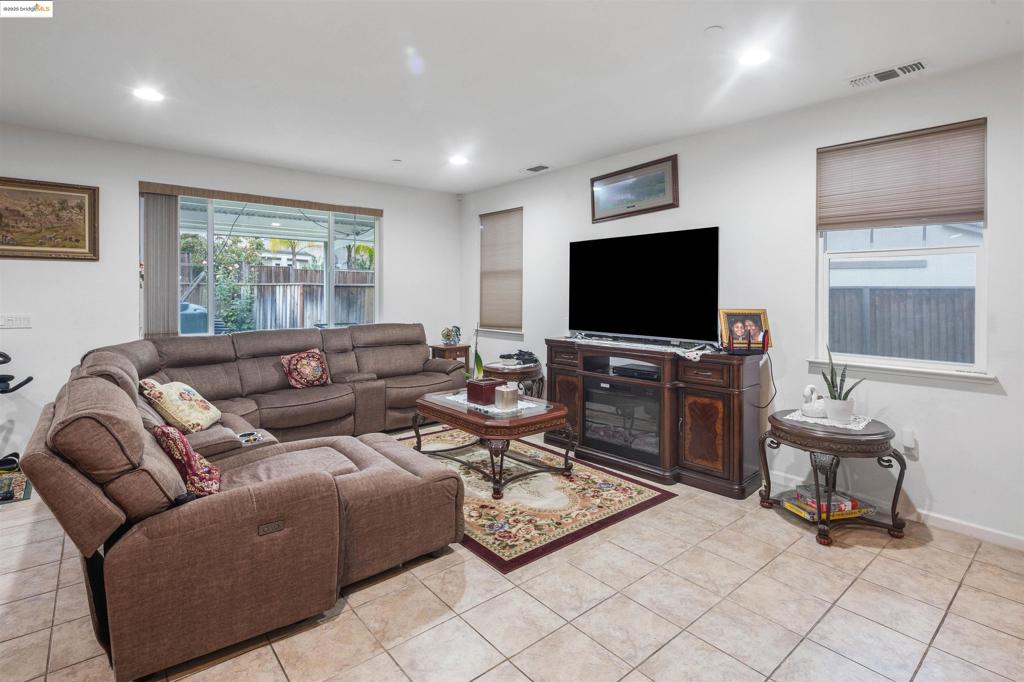 COUNTRY HILLS - Residential