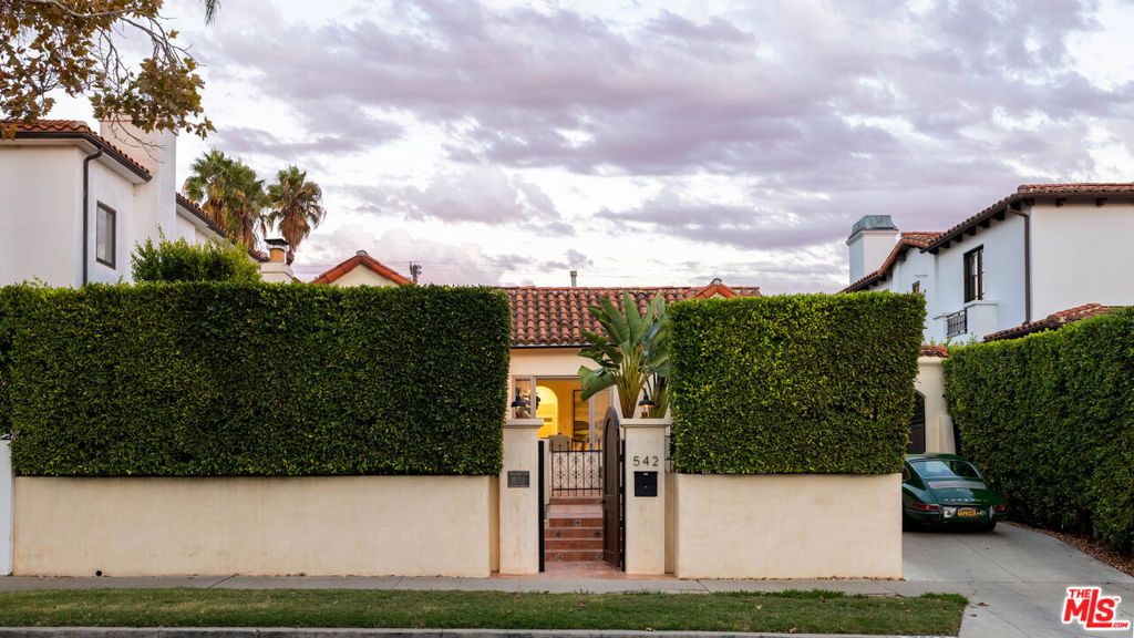 Photo of 542 N Curson Avenue, Los Angeles, CA 90036 (MLS # 25610215)