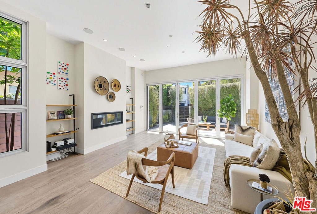Photo of 653 Oxford Ave Ave, Venice, CA 90291 (MLS # 25569579)