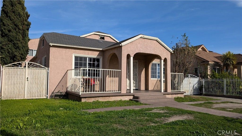 Photo of 3854 Arlington Avenue, Los Angeles, CA 90008 (MLS # TR25093805)