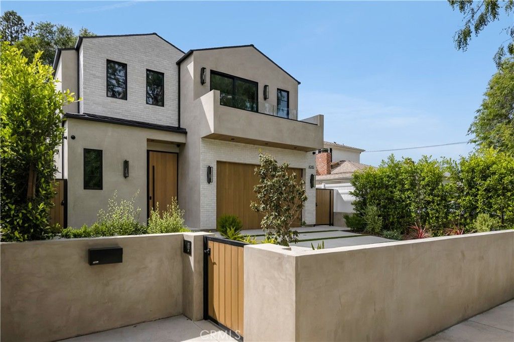 Photo of 4245 Bellaire Avenue, Studio City, CA 91604 (MLS # SR26103648)