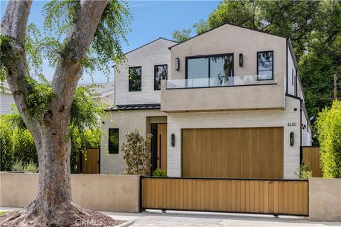 Photo of 4245 Bellaire Avenue, Studio City, CA 91604 (MLS # SR26103648)
